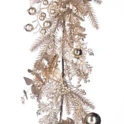 Guirlande met dennen, bessen en kerstballen