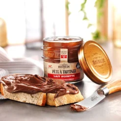 Hazelnoten, melk en wafeltjes boterhampasta