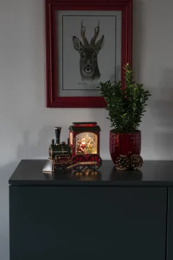 Led kerstlantaarn locomotief met kerstman en zak met kerstcadeaus