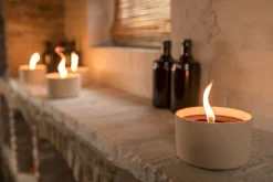 Tuinkaars in ronde terracotta schaal wit 11u - zwart