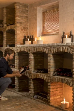 Tuinkaars in ronde terracotta schaal wit 11u - zwart