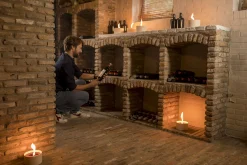 Tuinkaars in ronde terracotta schaal wit 11u - zwart